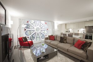 Luxury-Apartment, 3 Schlafzimmer | Wohnbereich | Flachbildfernseher