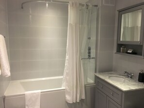 Combined shower/bathtub, free toiletries, hair dryer, bathrobes - Apple Apartments Rosemount (Aberdeen)