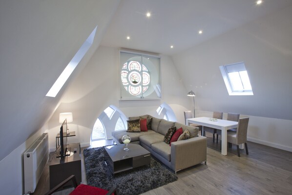 Luxury-Apartment, 1 Schlafzimmer | Wohnbereich | Flachbildfernseher