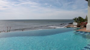 A pool with a view of the ocean. - Casa Mallen - La Boquita (Diriamba)