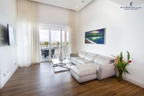 60-inch flat-screen TV with cable channels, TV - Las Villas Marina Pez Vela (Quepos)