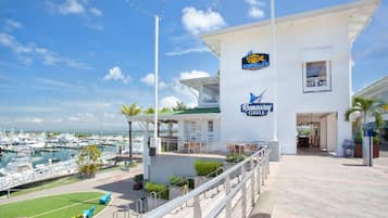 7 restaurants, breakfast, lunch, dinner served; international cuisine