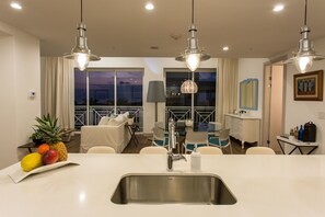 特色别墅 | 私人厨房 | 大冰箱、微波炉、烤箱、炉灶