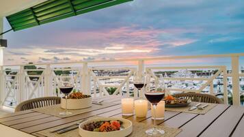 En 60-tommers Flatskjerm-TV med kabel-kanaler samt TV