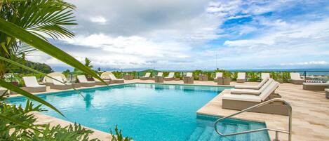 Utendørsbasseng, bassengparasoller og solsenger