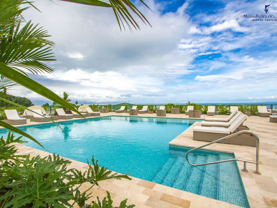 Utomhuspool, parasoller och solstolar