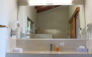 Shower, pengering rambut,  dan handuk