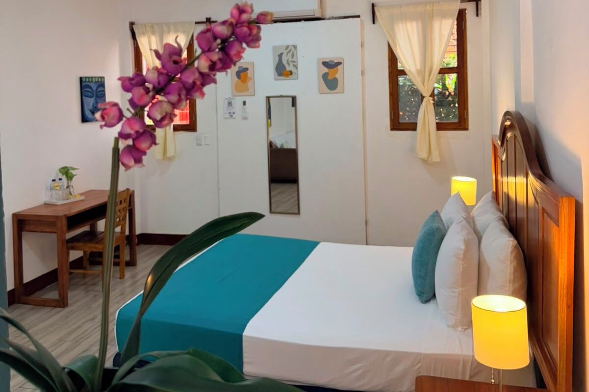 Tabla de planchar con plancha, wifi gratis y ropa de cama