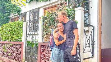 Vista frontal de la propiedad