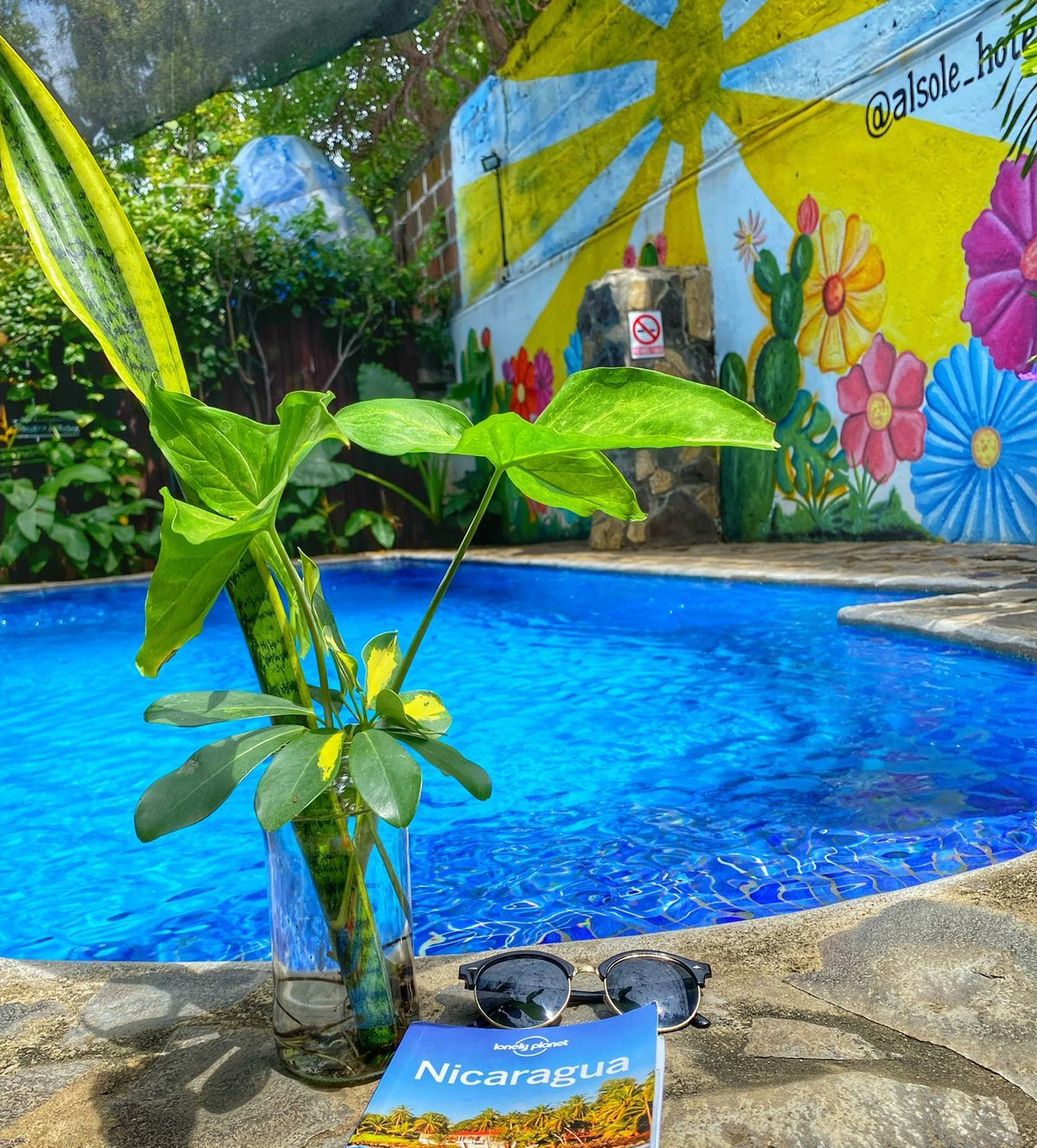 outdoor pool, open 9:00 am to 10:00 pm, pool loungers