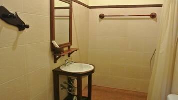 Douche, articles de toilette gratuits, chaussons, bidet