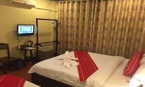 Driepersoonskamer, balkon | Een minibar, een kluis op de kamer, een bureau, geluiddichte muren