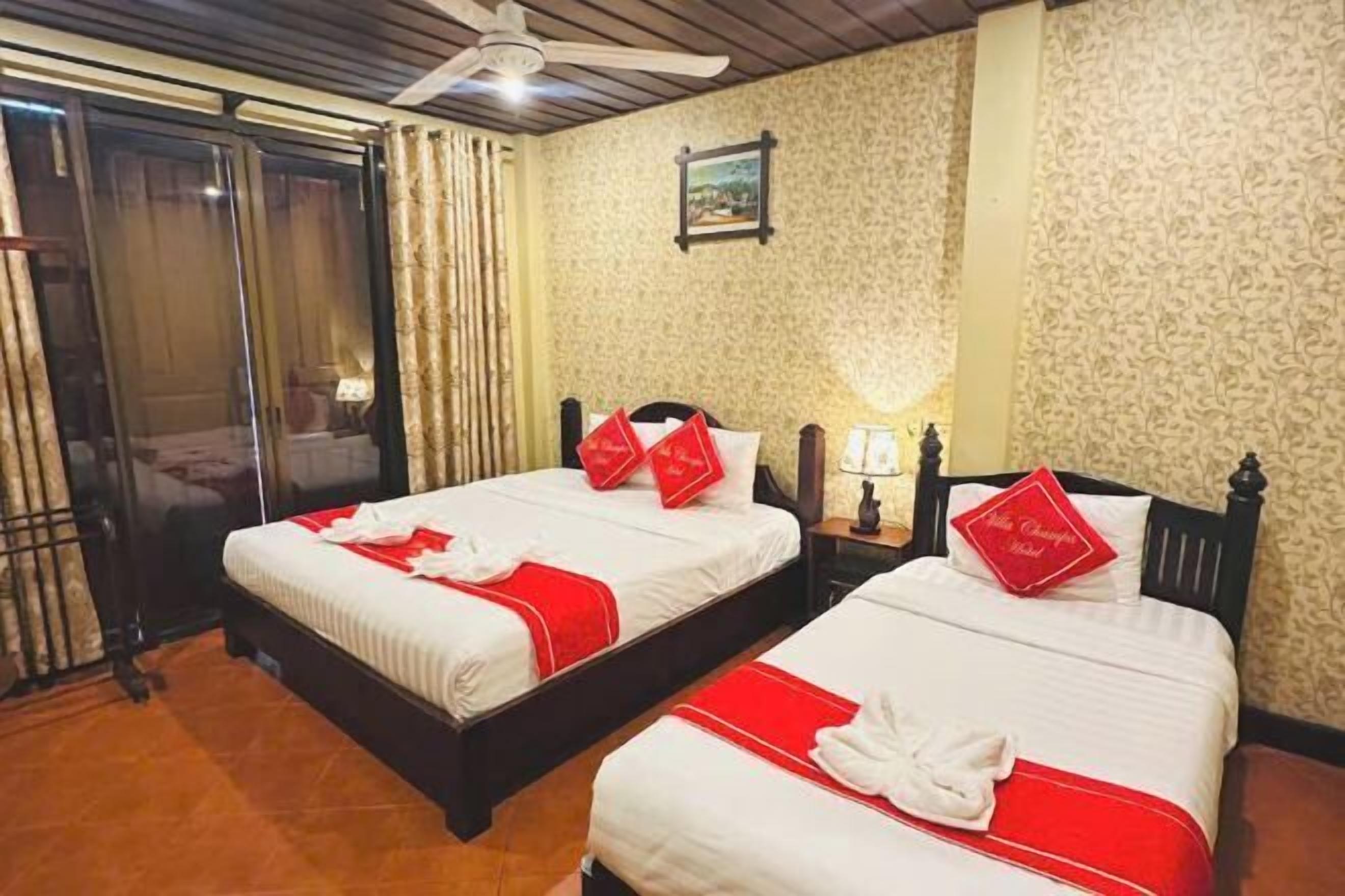 Een minibar, een kluis op de kamer, een bureau, gratis wifi