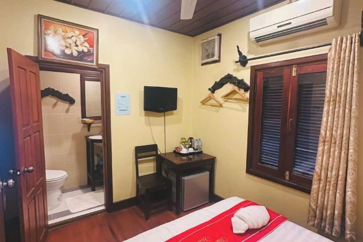 Minibar, caja de seguridad en la habitación y escritorio