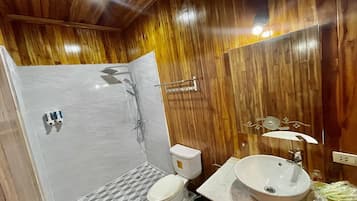Ducha, artículos de higiene personal gratuitos, zapatillas y toallas