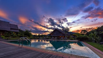 Kolam renang outdoor, dengan payung kolam renang dan kursi berjemur