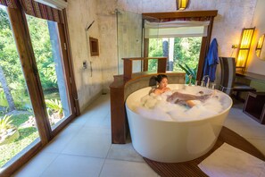 River View Private Pool Villa | Bathroom | Shower, rainfall showerhead, free toiletries, towels - Namkat Yorla Pa Resort (Oudomxay)
