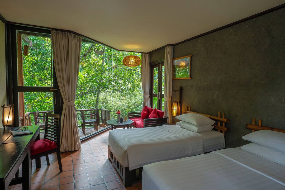 deluxe river cottage | in-room safe, blackout curtains, free wifi, bed sheets