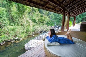 Pool Villa with River View | ตู้นิรภัยในห้องพัก, ผ้าม่านกันแสง, Wi-Fi ฟรี, ผ้าปูที่นอน