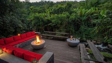 2 restaurants, breakfast, lunch, dinner served; international cuisine