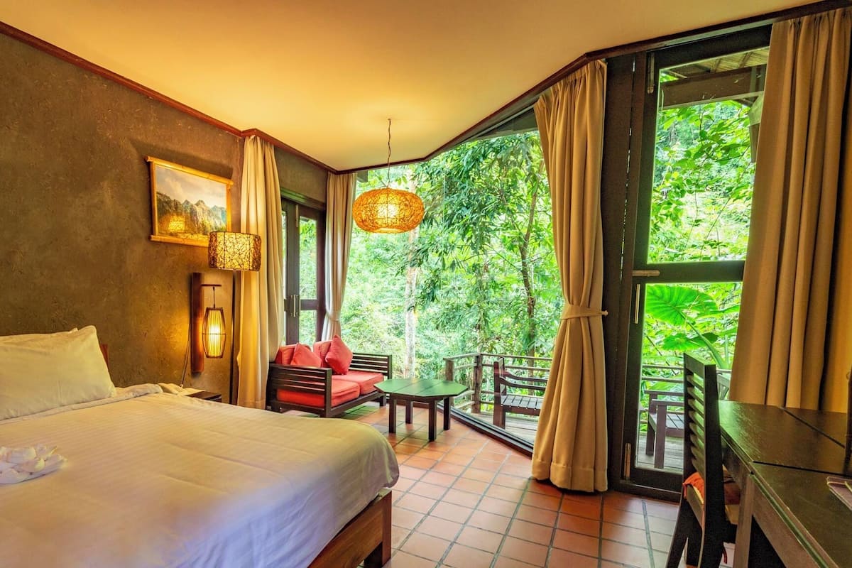 Deluxe tweepersoonskamer, uitzicht op rivier | Een kluis op de kamer, verduisterende gordijnen, gratis wifi, beddengoed