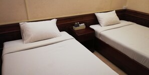 Habitación estándar con 2 camas individuales | Escritorio y wifi gratis 