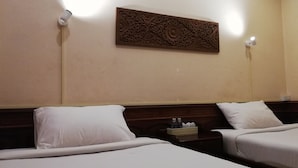 Standard Twin Room | Desk, free WiFi - Thanaboun Guesthouse (Luang Prabang)