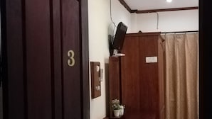 Standard Twin Room | Desk, free WiFi - Thanaboun Guesthouse (Luang Prabang)