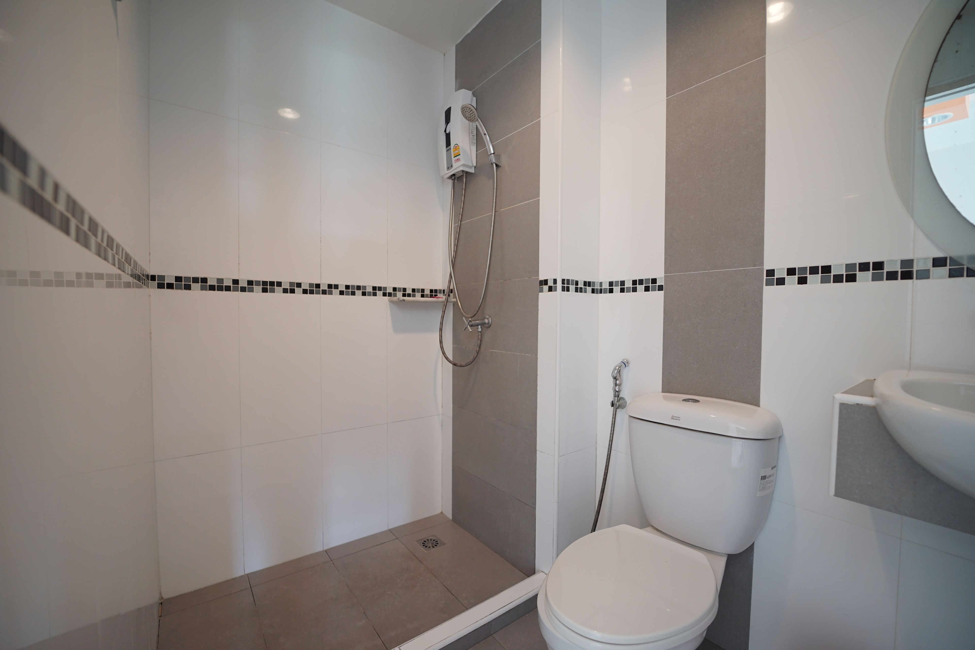 Standard Triple Room | Bathroom | Shower, free toiletries, towels