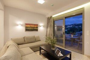 Eco Villa Complex | บริเวณนั่งเล่น | ทีวีจอแบน 50 นิ้ว พร้อมช่องดาวเทียม, สมาร์ททีวี, Netflix