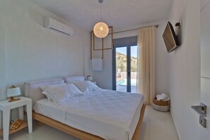 Design-huvila, 3 makuuhuonetta, yksityinen uima-allas, merinäköala | 1 makuuhuone, egyptinpuuvillaiset lakanat, ylelliset vuodevaatteet