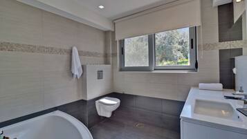 Design-Villa, 3 Schlafzimmer, eigener Pool, Meerblick | Badezimmer