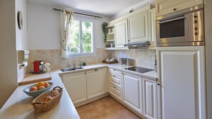 Fridge, microwave, oven, dishwasher - Family Provence Villa in Côte dAzur for 8 (Nans-Les-Pins)