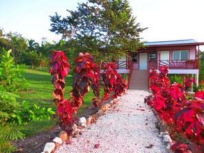 Exterior detail - Juntos Cottages (Teakettle Village)