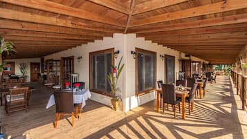 Se sirven desayunos, cenas y cocina local e internacional