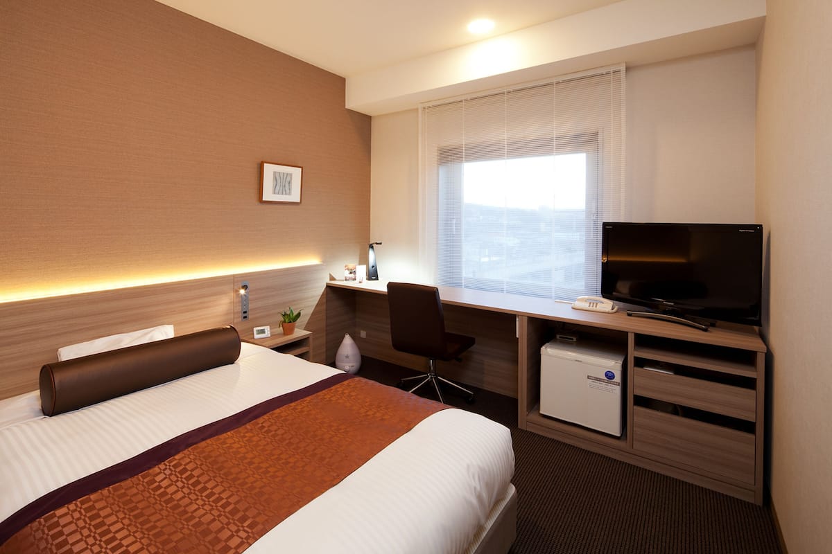 Desk, blackout curtains, free WiFi