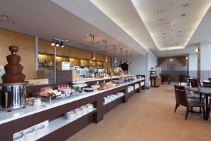 Desayuno buffet diario (JPY 1600 por persona)