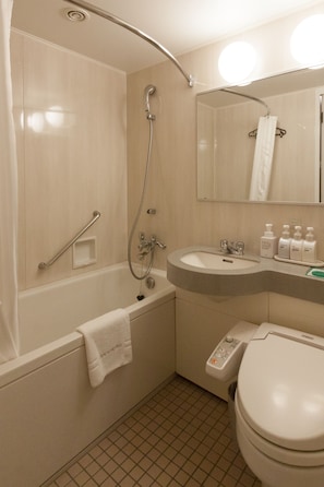 Bañera con ducha, artículos de tocador gratuitos, secador de pelo