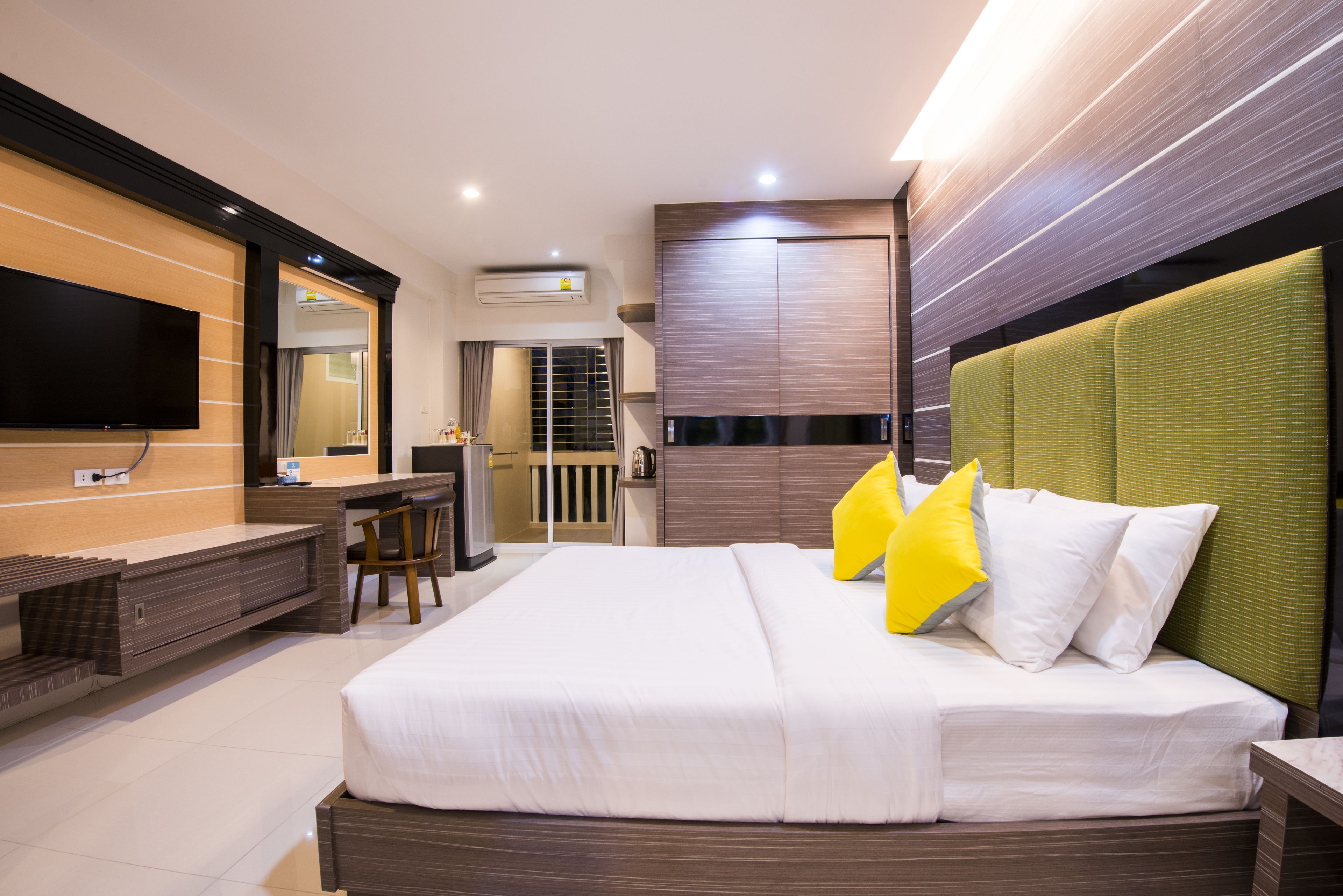 deluxe suite, 1 king bed, non smoking, garden view | premium bedding, minibar, individually decorated, desk