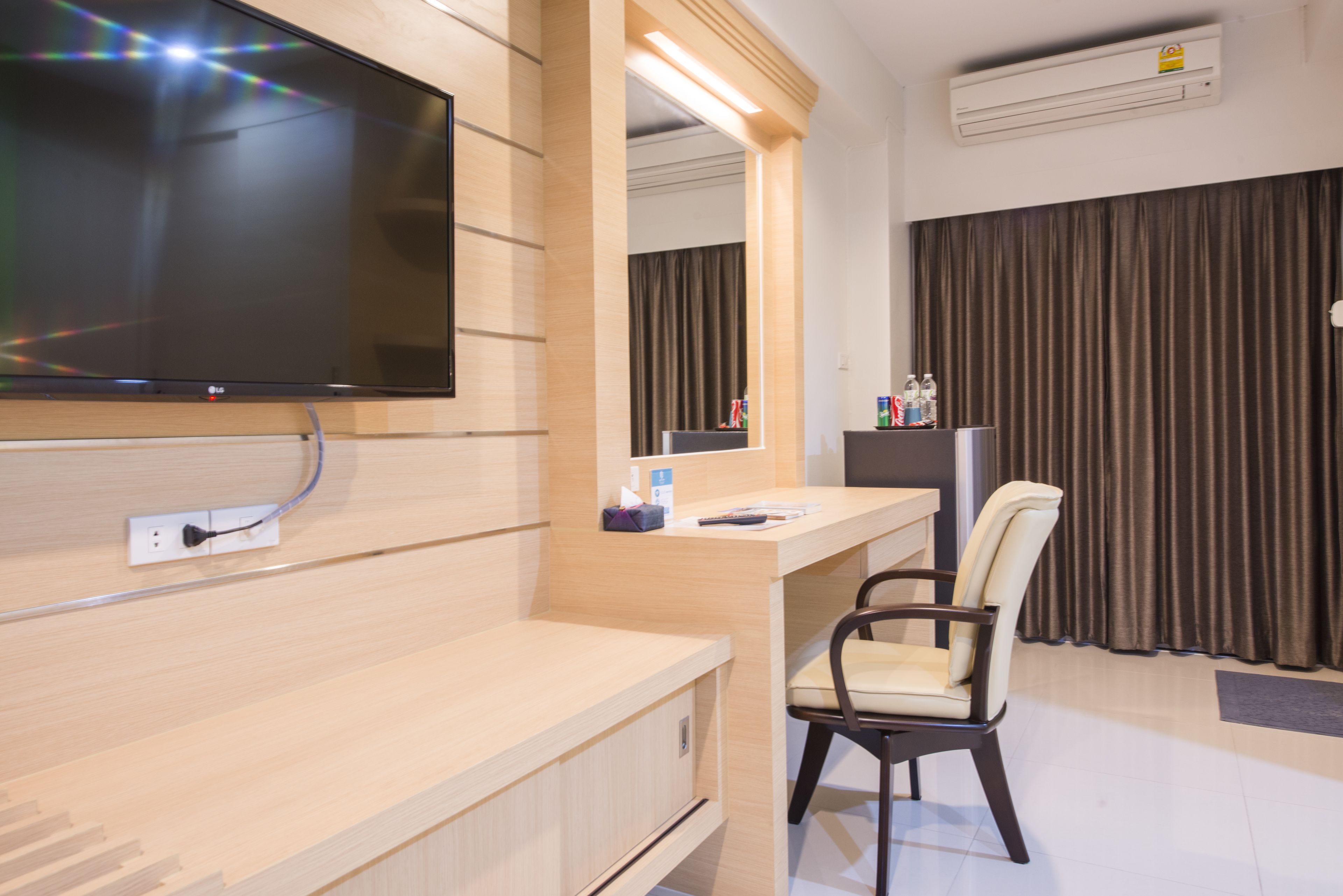 deluxe suite, 1 king bed, non smoking, garden view | premium bedding, minibar, individually decorated, desk