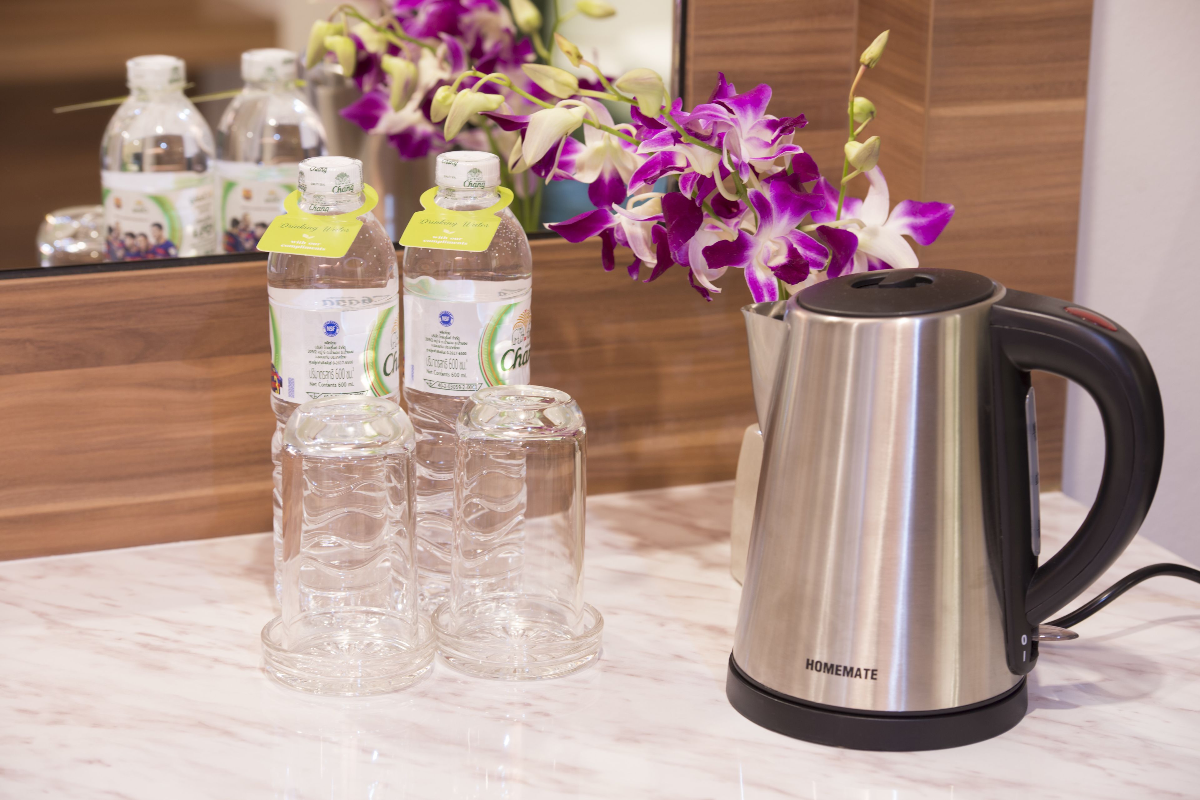 deluxe suite, 1 king bed, non smoking, garden view | room amenity