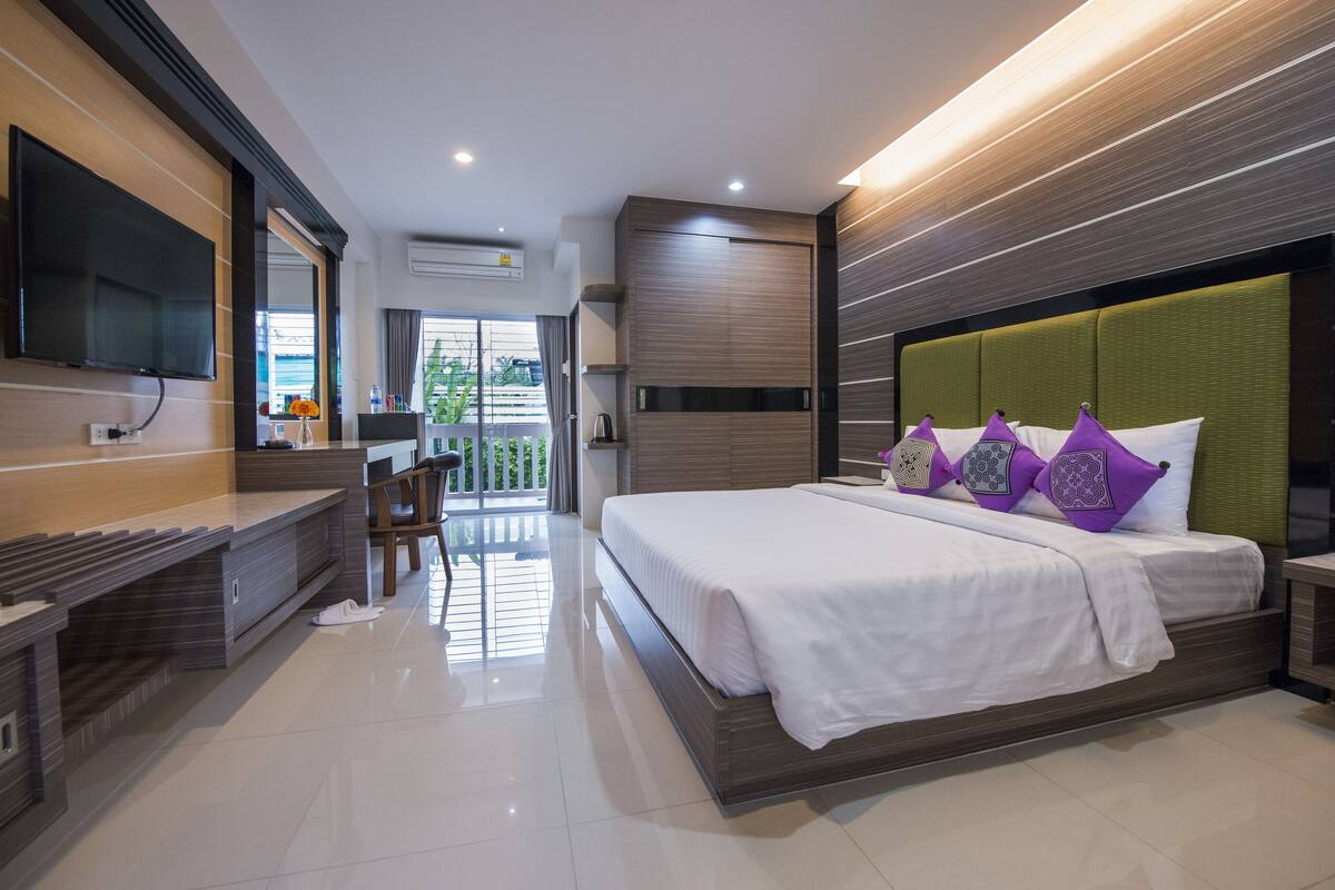 deluxe suite, 1 king bed, non smoking, garden view | premium bedding, minibar, individually decorated, desk