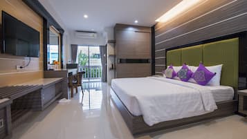 Phòng Suite Deluxe, 1 giường cỡ king, không hút thuốc, quang cảnh vườn | 1 phòng ngủ, bộ đồ giường cao cấp, minibar, trang trí khác biệt