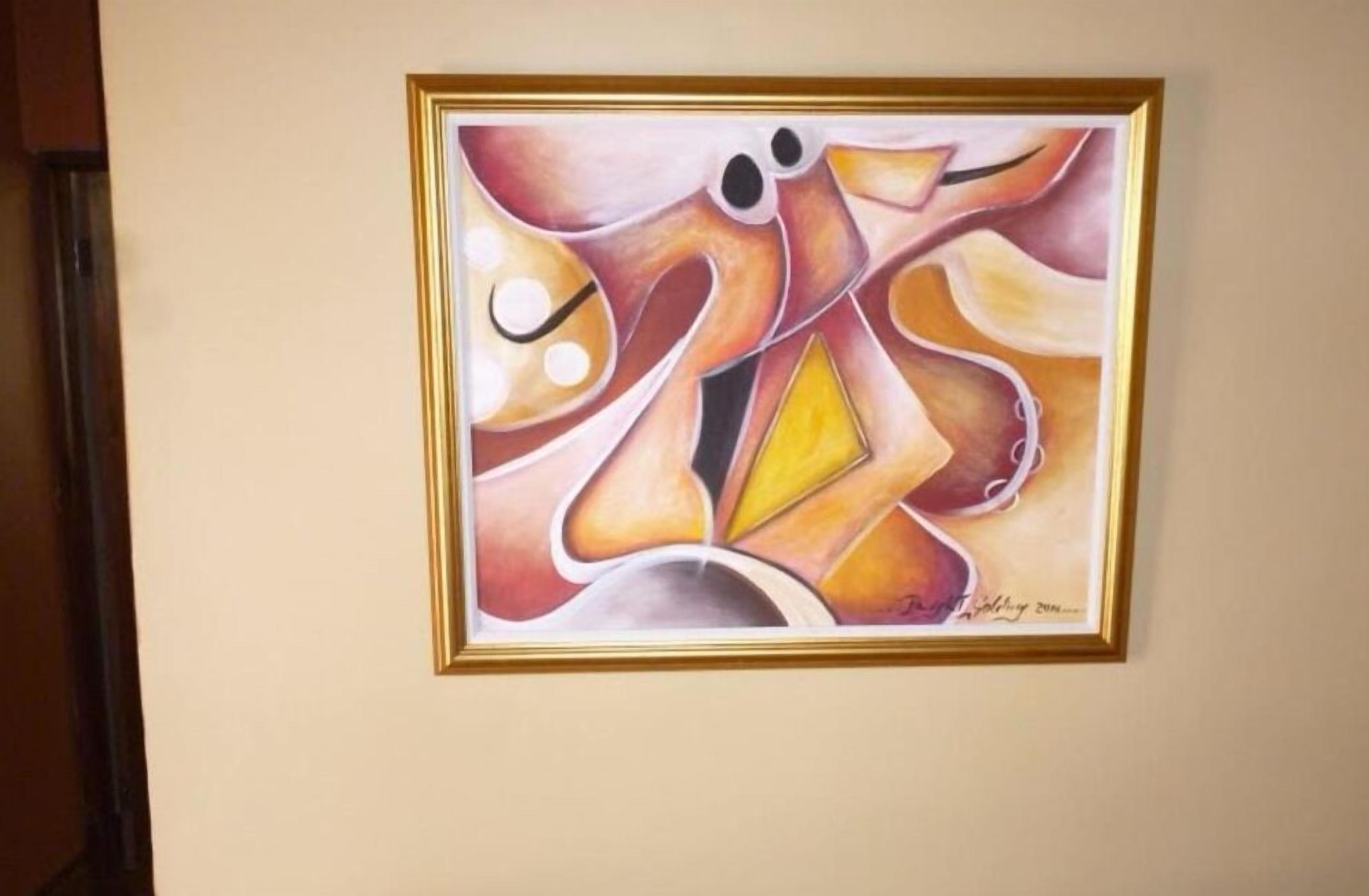 Un cuadro abstracto enmarcado en una pared.