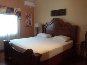 1 多间卧室、高档床上用品、办公桌、熨斗/熨衣板