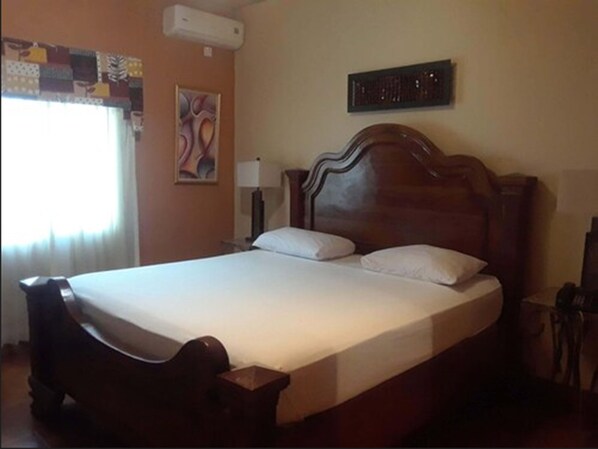 1 多间卧室、高档床上用品、办公桌、熨斗/熨衣板