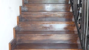 Una escalera de madera con barandilla de metal.
