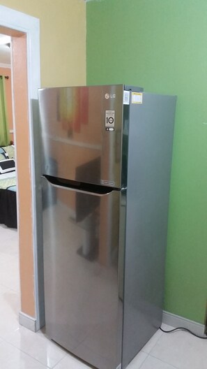 Suite estudio, vista a la montaña, torre | Cocina privada | Refrigerador, microondas, horno y parrilla de estufa 