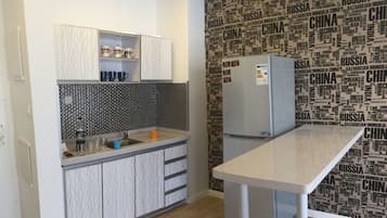 Chambre Confort, vue lagon | Coin cuisine privé | Grand réfrigérateur, micro-ondes, plaque de cuisson
