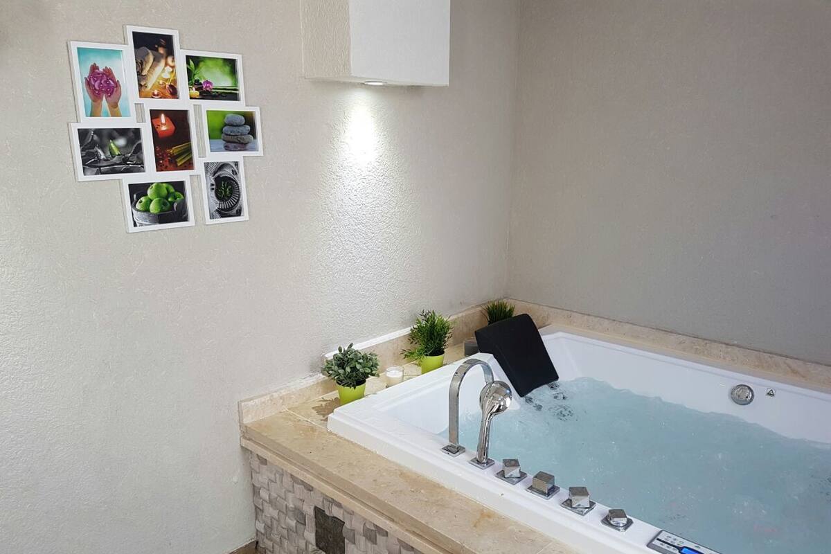Deluxe Loft, Ocean View | Jetted tub